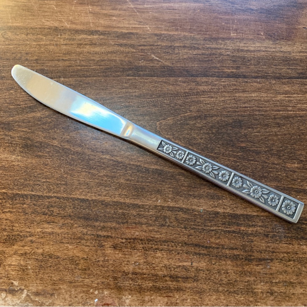 4/$15 One Serta dinner knife